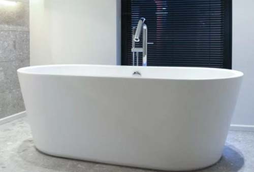 Homem processará hotel após esposa engravidar “sozinha” em banheira