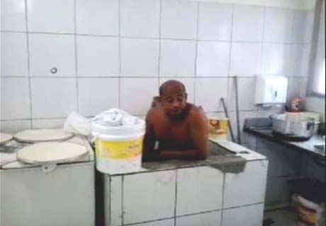 Funcionário toma banho em cozinha de restaurante e vídeo cai na internet