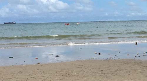 Corpo de Bombeiros realiza resgate de cinco pessoas em embarcação a deriva no Pontal