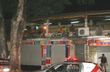 Discussão termina com dois mortos e um baleado em bar no Centro