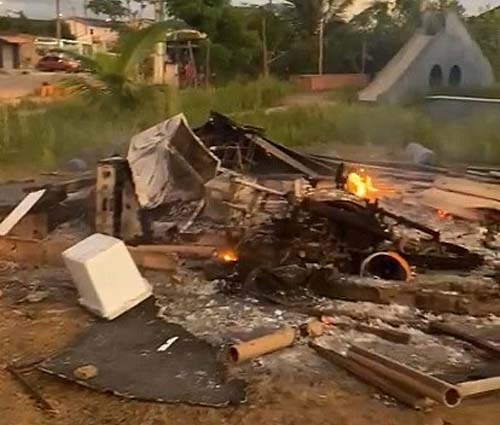 População revoltada incendiou barraco de suspeito de feminicídio em Maceió, diz polícia