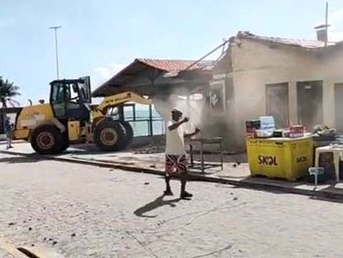 Barracas da orla da Barra de São Miguel começam a ser demolidas