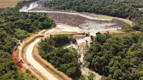 Barragem de usina ilegal se rompe no MT e destrói parte de floresta