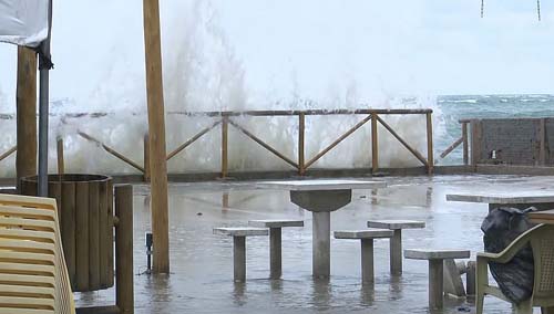 Avanço da maré causa estragos e prejudica comerciantes e moradores de Barra Nova