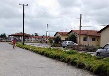 Sem-tetos são retirados de casas na Barra de Santo Antônio