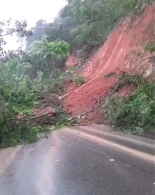 Chuvas: barreira desliza no Km 244 da BR-316, em Atalaia