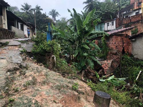 Barreira desliza e atinge casa na Favela do Bolão, em Maceió