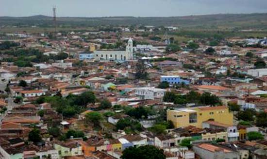 Homens ficam feridos após serem atingidos por trator em Batalha