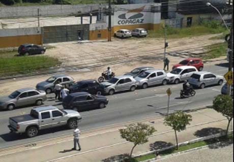 Engavetamento com cinco veículos congestiona trânsito na parte alta de Maceió