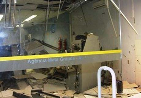 Cofre central de agência bancária é detonado no município de Mata Grande