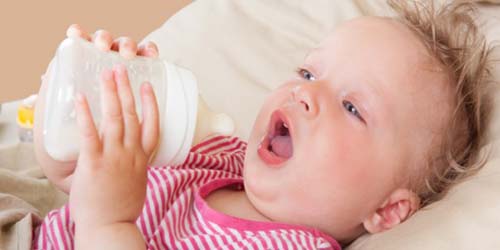 Refluxo em bebê pode ser evitado com medidas simples. Descubra