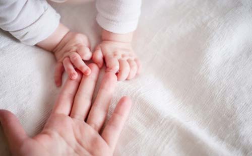 Bebê de 1 mês é uma das vítimas da Covid-19 no estado; Alagoas já contabiliza 949 novos casos da doença