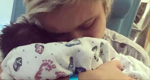 Bebê de 12 dias morre após ser beijado por portador de herpes