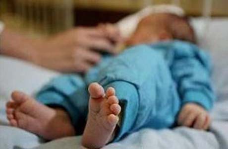 Autoridades prendem mãe que abandonou bebê de 2 anos sem água ou comida