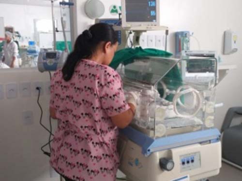 Homem procura a justiça e diz ser pai de bebê abandonado em saco de lixo