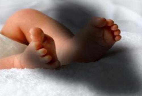 Mulher é presa por agredir bebê de 4 meses