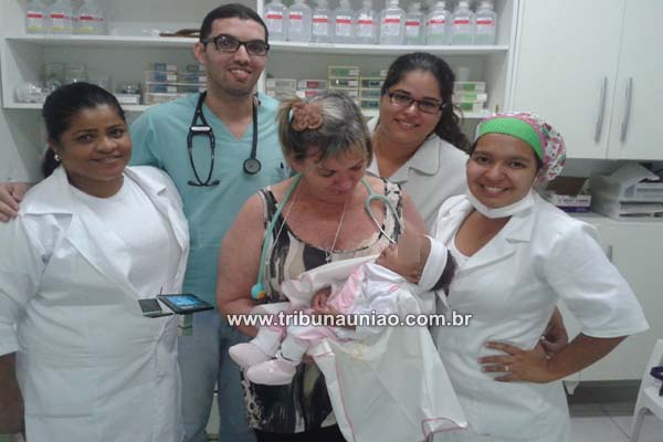 Bebê de 2 meses é abadonada na periferia de União sob um monte de areia e se torna o xodó dos plantonistas do Hospital São Vicente