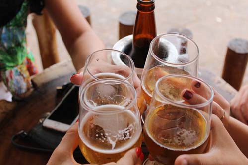 Indústria de bebidas ganhou bilhões com consumo ilegal de álcool por menores nos EUA, diz estudo