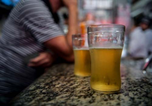 Proporção de brasileiros que consomem álcool semanalmente cresce 20% nos últimos seis anos, aponta pesquisa