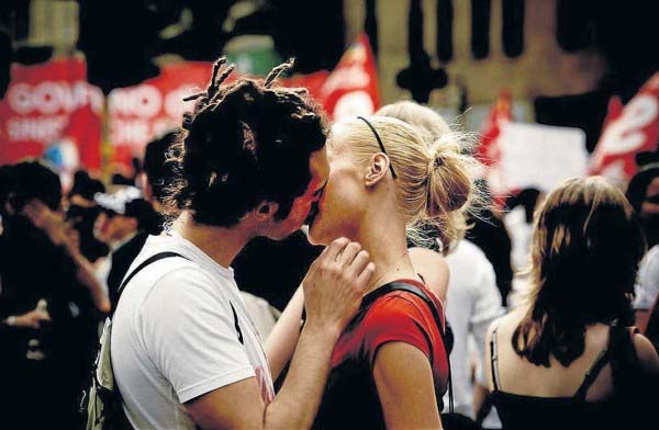 Beijo pode transmitir mais de 10 doenças, alerta pneumologista do HGE