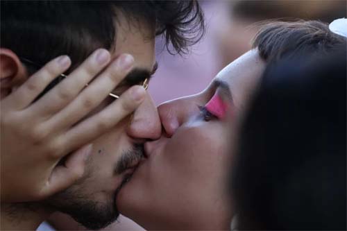 Carnaval: como prevenir a 'doença do beijo' e outras transmitidas no contato com a boca durante a folia