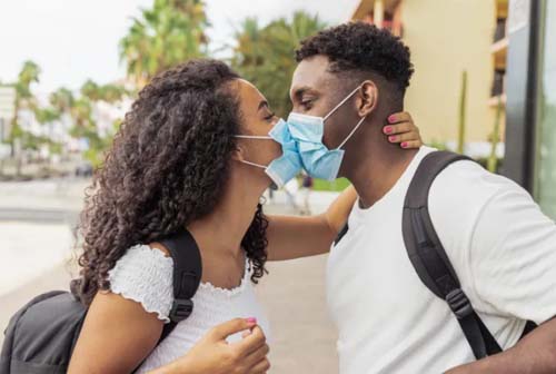 Sexo em tempos de covid: Menos beijos, rostos de lado e o manual do sexo seguro na pandemia