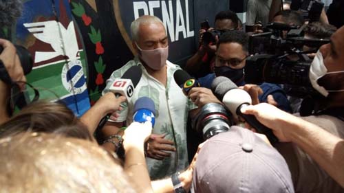 Cantor Belo é solto após prisão por fazer show clandestino em escola pública no Rio 