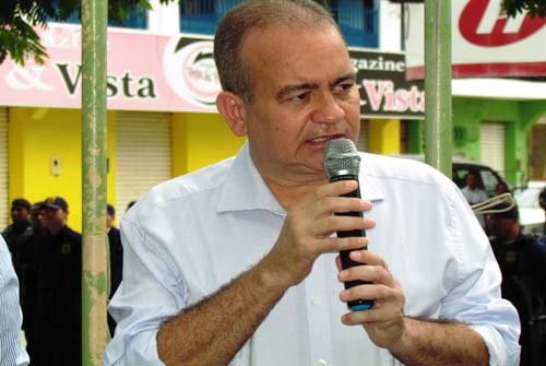 Prefeito explica na Rádio Farol que prefeitura não pode arcar com custos dos ônibus