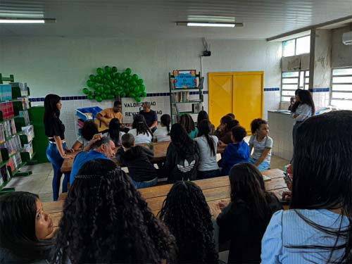 Estudantes organizam campanha para valorização e revitalização de biblioteca