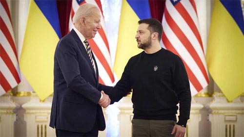 Biden convida Zelenskyy a visitar Washington para tentar desbloquear ajuda à Ucrânia