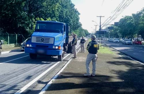 Operação Fluidez autua 23 veículos na Fernandes Lima por circulação irregular