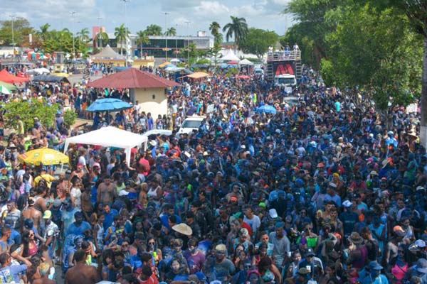 Bloco Tudo Azul mantém tradição e reúne milhares de foliões pelas ruas de Murici