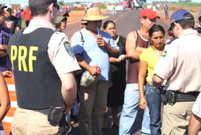 Grupo de desabrigados das enchentes bloqueiam a BR-104 em Murici
