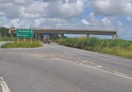 Moradores de acampamento bloqueiam trecho da rodovia BR-101 em Messias