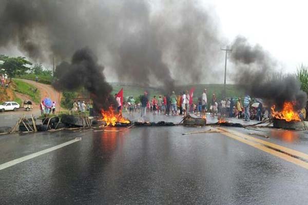 Três rodovias estaduais amanheceram bloqueadas em Alagoas 