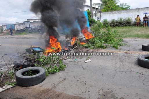 Movimento Via do Trabalho e moradores de conjuntos residencias bloqueiam BR-104 em União