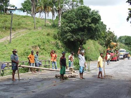 Índios Wassu Cocal bloqueam rodovia em Joaquim Gomes