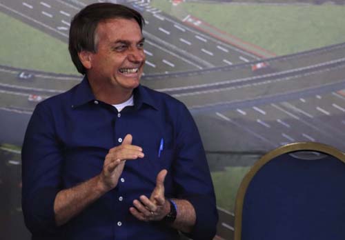 Após cirurgia, Bolsonaro passa bem e está sem dores, informa hospital