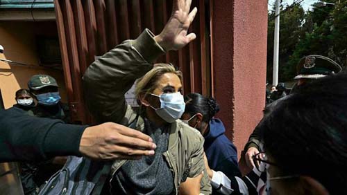 Golpista ou prisioneira política? Ex-presidente da Bolívia Jeanine Áñez começa a ser julgada