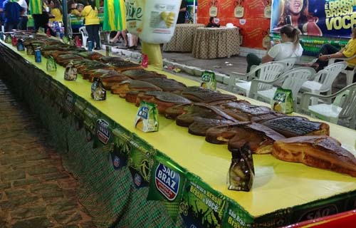 'Maior Bolo de Milho do Mundo' atrai milhares de pessoas em Caruaru