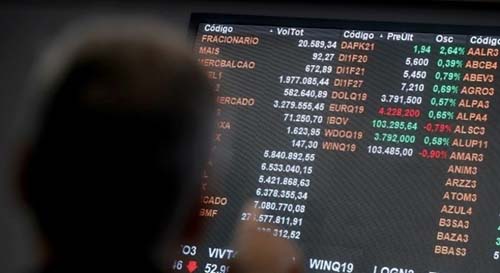 Após decisão de Fachin, Bolsa cai quase 4% e dólar dispara a R$ 5,78