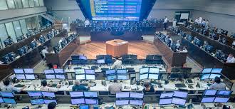 Após eleições no Congresso, Bolsa fecha com alta de 0,61% e dólar cai 1,74%, a R$ 5,35