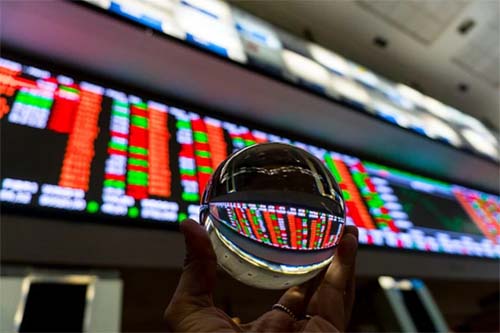 Bolsa despenca com medo dos juros nos EUA; dólar cai e volta a R$ 4,90