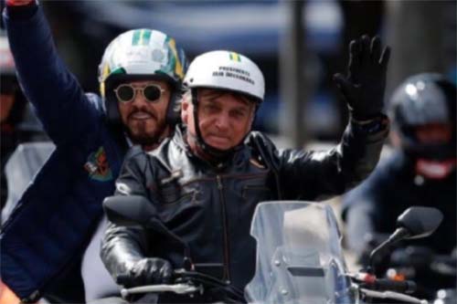 De tornozeleira, Bolsonaro vai a manifestação com Michelle e Flávio