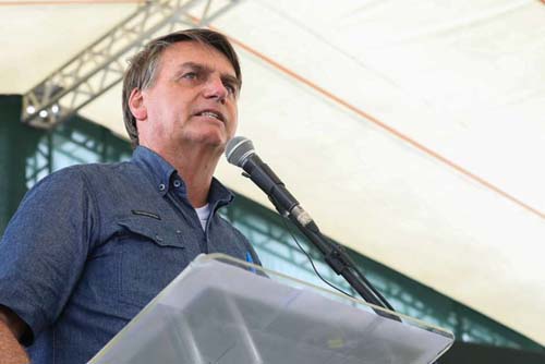 Governador que fechar Estado bancará auxílio, diz Bolsonaro