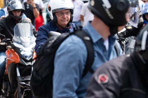 Em visita a loja de motos, Bolsonaro defende Pazuello: “Tremendo gestor”