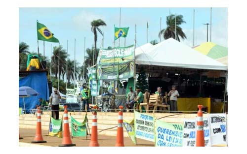 Bolsonaristas começam a deixar acampamento no QG do Exército no DF