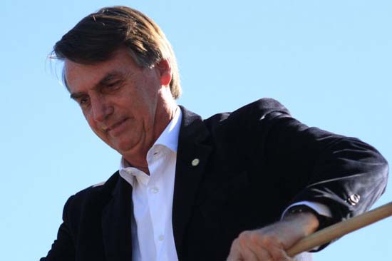 Bolsonaro diz que apoia caminhoneiros, mas critica bloqueios de estradas