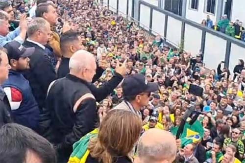 Em comício no PR, Bolsonaro acena aos ucranianos: 