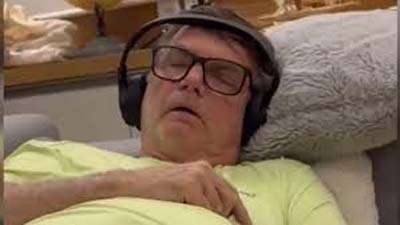 Filho de Bolsonaro compartilha vídeo emocional mostrando o ex-presidente soluçando enquanto dorme